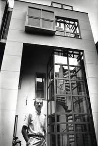 403821 Afbeelding van architect Jaco de Visser bij de achterzijde van zijn huis Buurkerkhof 7 te Utrecht.